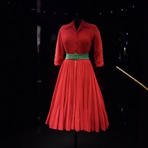 christian-dior-exposition-robe-rouge